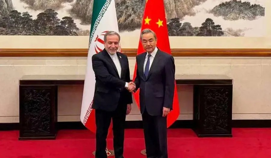 Los cancilleres de Irán y China se reúnen en Pekín