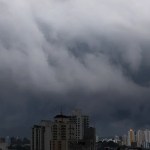 Fotografía que muestra edificios durante una jornada de fuertes lluvias en Ciudad de Panamá.