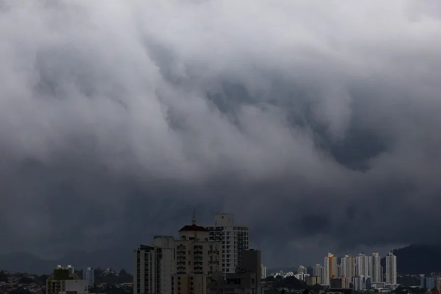 Fotografía que muestra edificios durante una jornada de fuertes lluvias en Ciudad de Panamá.