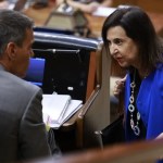 La ministra de Defensa Margarita Robles (d) conversa con el presidente del Gobierno, Pedro Sánchez