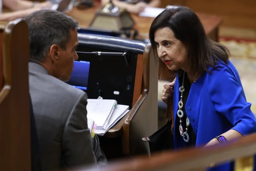 La ministra de Defensa Margarita Robles (d) conversa con el presidente del Gobierno, Pedro Sánchez