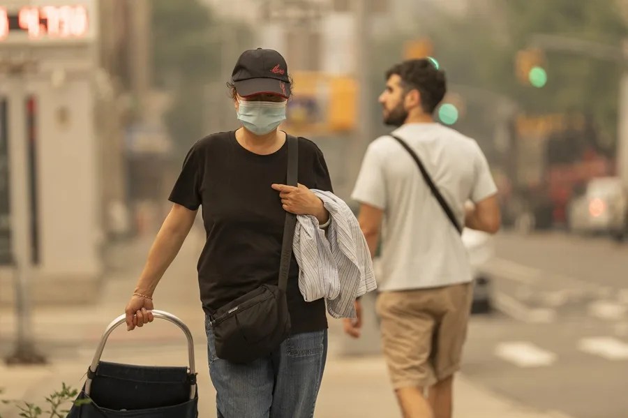 Personas caminan por una calle
