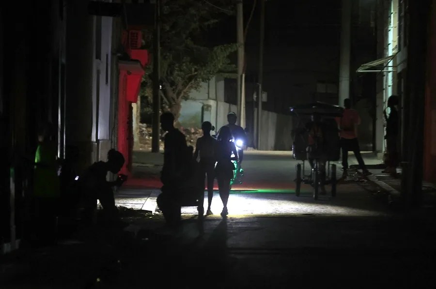 Cuba conecta todas las provincias a la red eléctrica tras el octavo apagón general del año