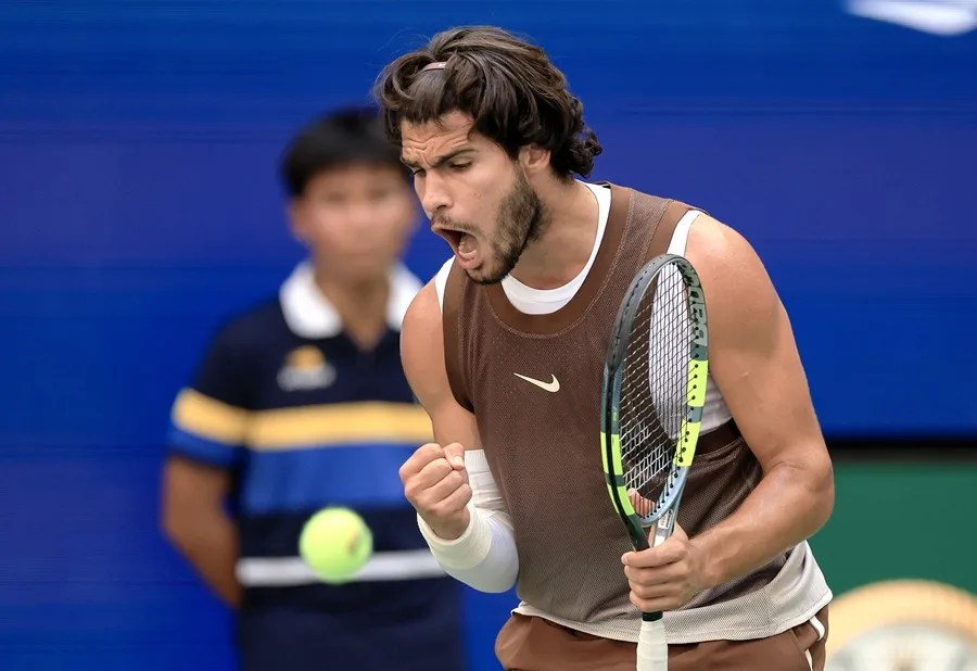 Carlos Alcaraz vence a Yibing Wu en tres sets y ya está en octavos del Abierto de Estados Unidos