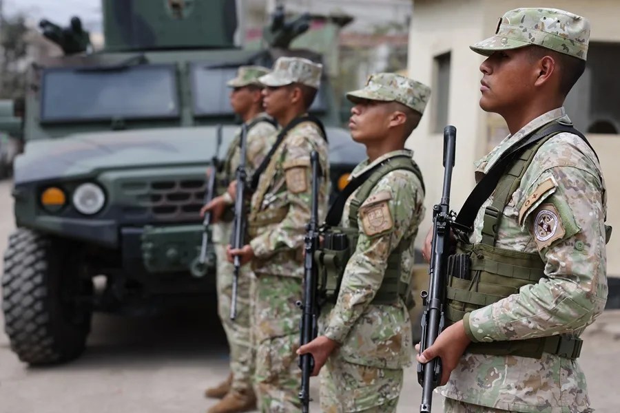 Fujimori da el primer paso para reformar las cárceles de Perú al desplegar cercos militares