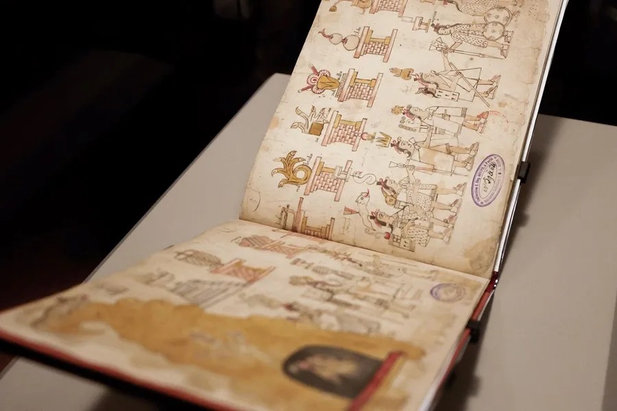 El Códice Azcatitlan regresa temporalmente a México tras siglos del invaluable manuscrito en el extranjero