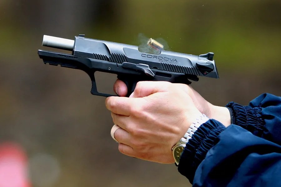 Colombia levanta la suspensión general de los permisos para portar armas
