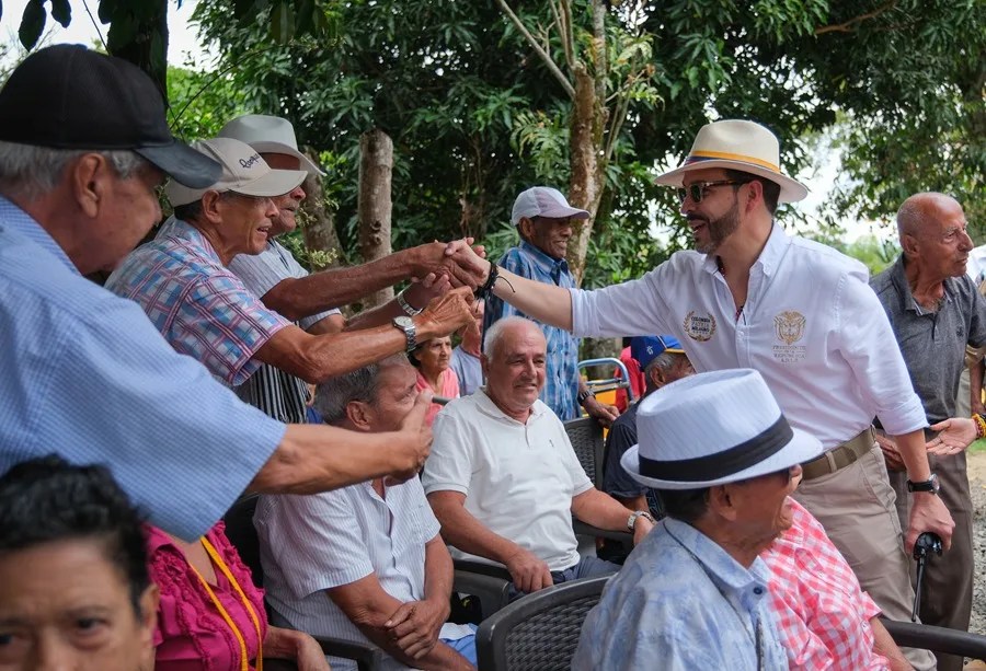 El presidente de Colombia dona su primer salario a dos hogares geriátricos afectados por el terremoto