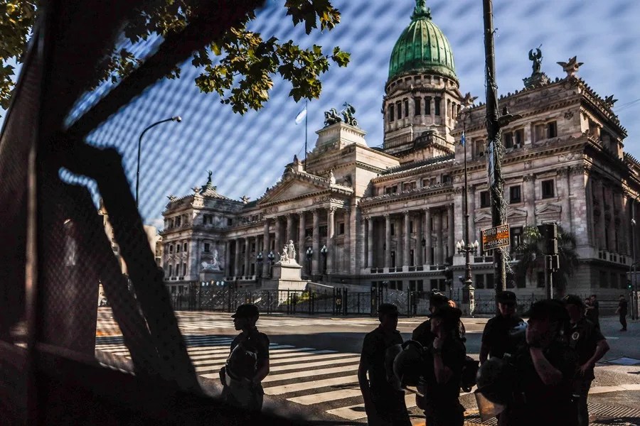 La ley de Malvinas que contempla cárcel por "desinformación" despierta alertas en Argentina