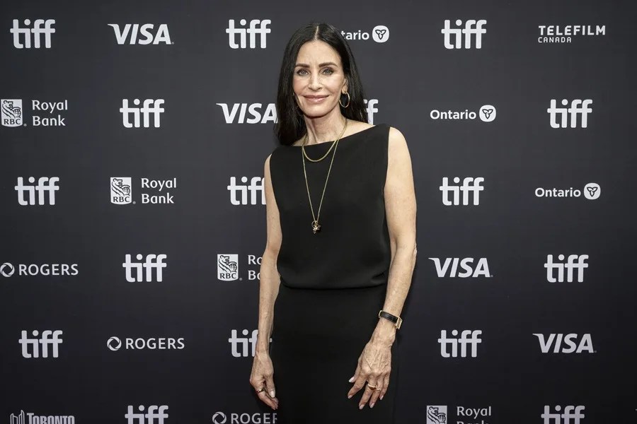 Courteney Cox lleva al TIFF el disparatado crimen del "pizza bomber" en 'Evil Genius'