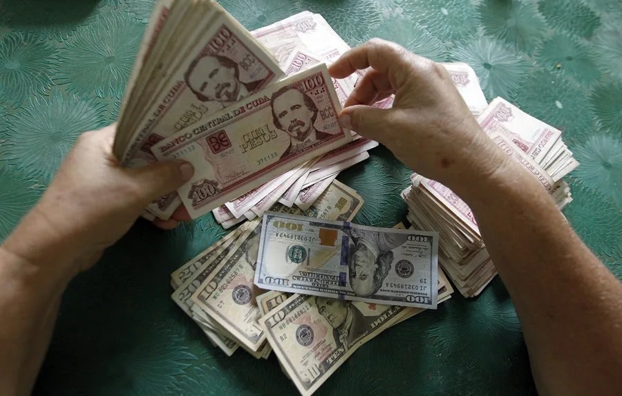 El dólar sube a nuevo récord de 750 pesos en mercado informal de Cuba tras semanas en alza