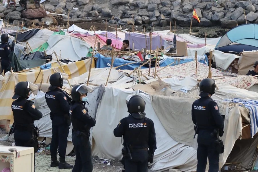 Desalojo de asentamientos cerca de la desaladora en Ceuta