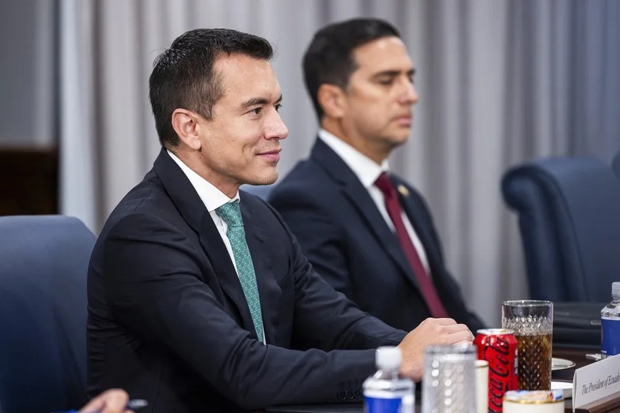 Noboa dice que "hay evidencia" de que barcos bombardeados por EE.UU. han ayudado al narcotráfico