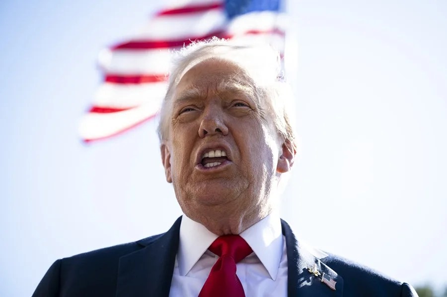 Trump dice que no frenará crecimiento de la IA ahora que Estados Unidos "lleva la delantera" a China