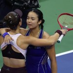 Iva Jovic (izq.), de Estados Unidos, abraza a Alexandra Eala, de Filipinas, tras ganar el partido de la tercera ronda