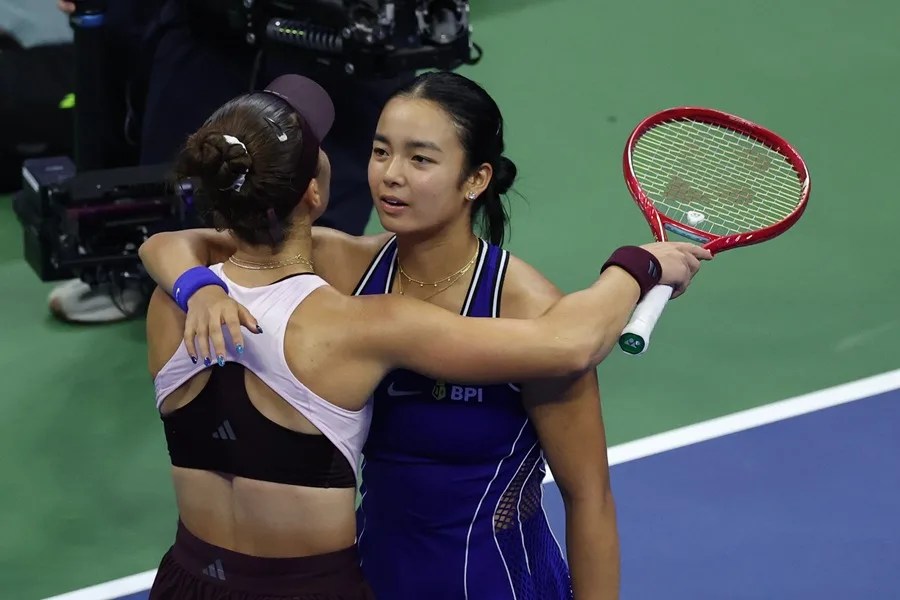 Iva Jovic (izq.), de Estados Unidos, abraza a Alexandra Eala, de Filipinas, tras ganar el partido de la tercera ronda