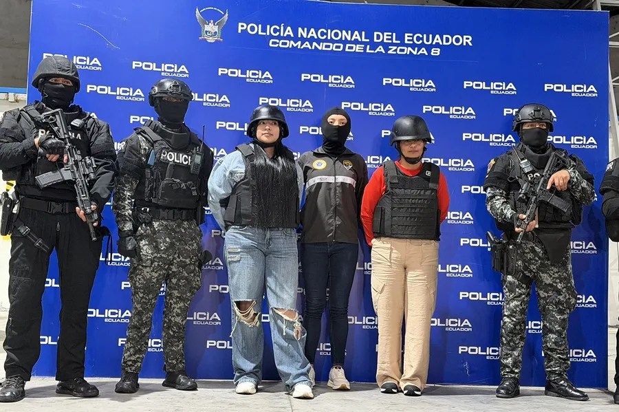 Llegan a Ecuador la esposa y la hija de alias Fito tras ser expulsadas de Colombia