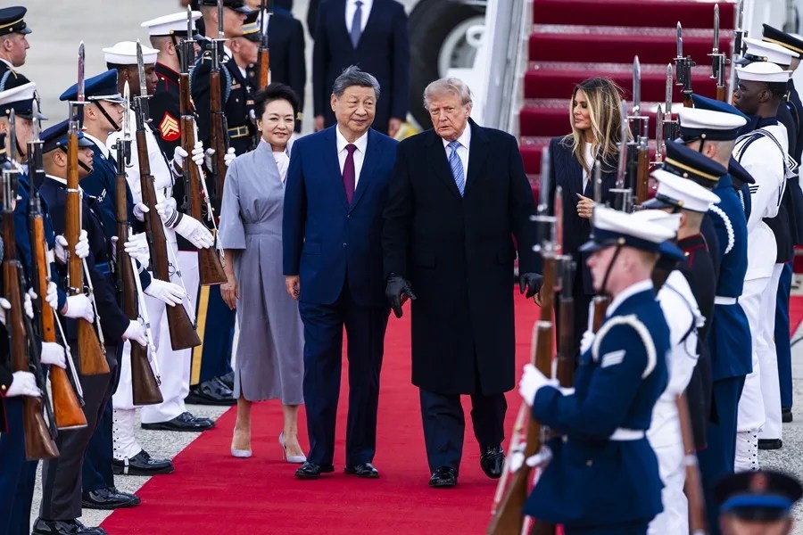 Trump sugiere que ni EEUU ni China frenarán el desarrollo de la IA