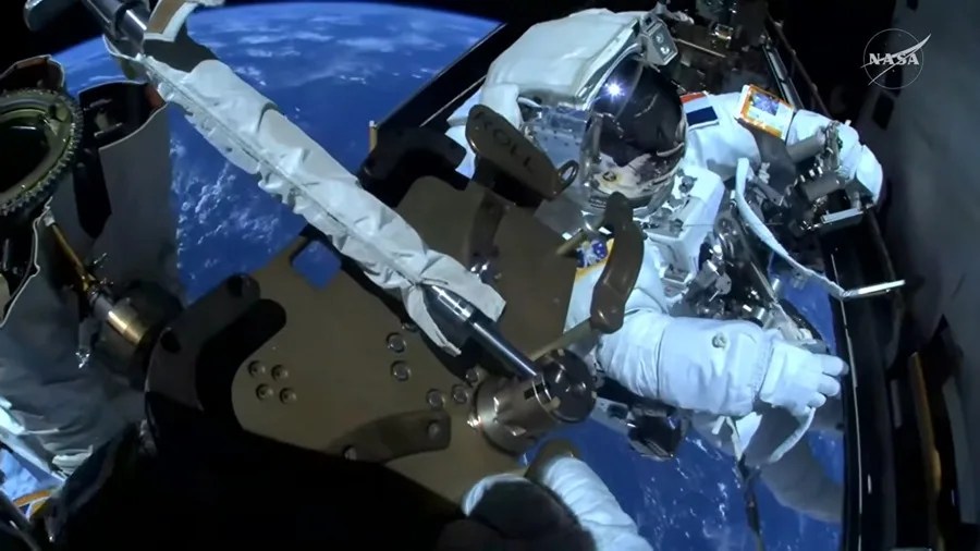 Dos astronautas inician paseo espacial para mejorar la comunicación con Tierra de la EEI