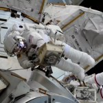 Dos astronautas concluyen un paseo espacial con problemas de movilidad en un traje