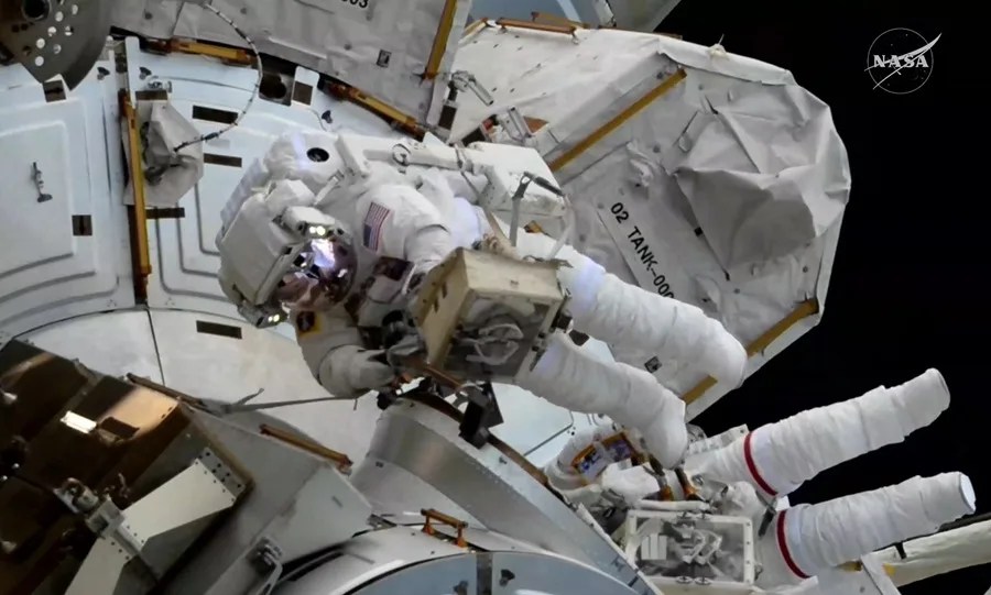 Dos astronautas concluyen un paseo espacial con problemas de movilidad en un traje