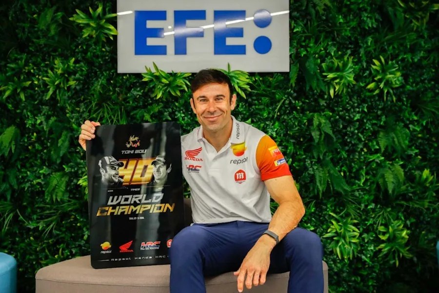 El español Toni Bou, 40 veces campeón del mundo, durante la entrevista con EFE.