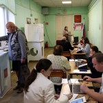 Un ciudadano ruso deposita su voto en un colegio electoral en Moscú, Rusia.