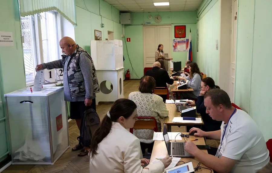 Un ciudadano ruso deposita su voto en un colegio electoral en Moscú, Rusia.