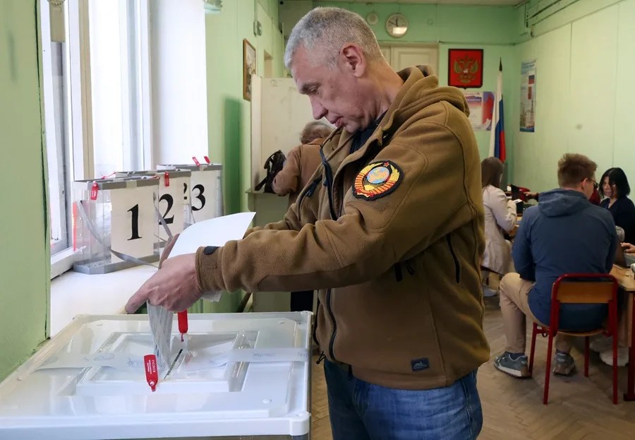 Un ciudadano ruso vota en un colegio electoral en Moscú, Rusia.