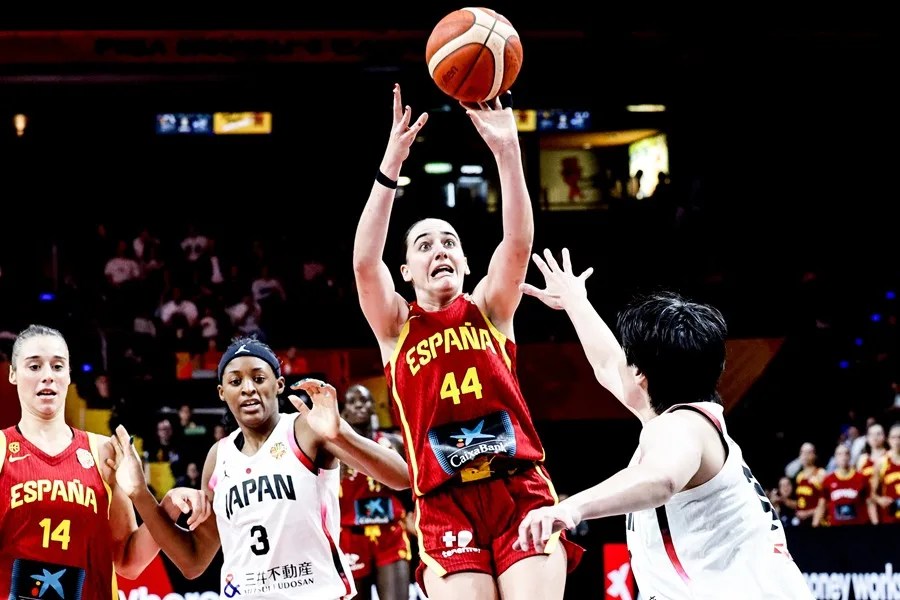 La española Iyana Martín (c) en acción durante el partido entre España y Japón de la Copa del Mundo de Baloncesto Femenino FIBA 2026, en Berlín, Alemania.