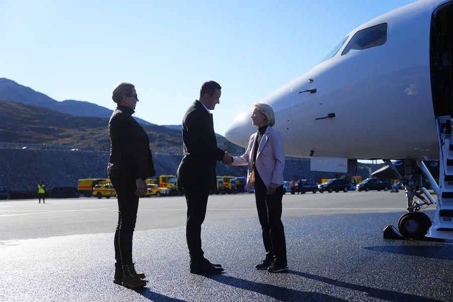 La presidenta de la Comisión Europea, Ursula von der Leyen (d), es recibida por la primera ministra de Dinamarca, Mette Frederiksen (i), y el jefe del Gobierno de Groenlandia, Jens-Frederik Nielsen (c), a su llegada a Nuuk, Groenlandia.
