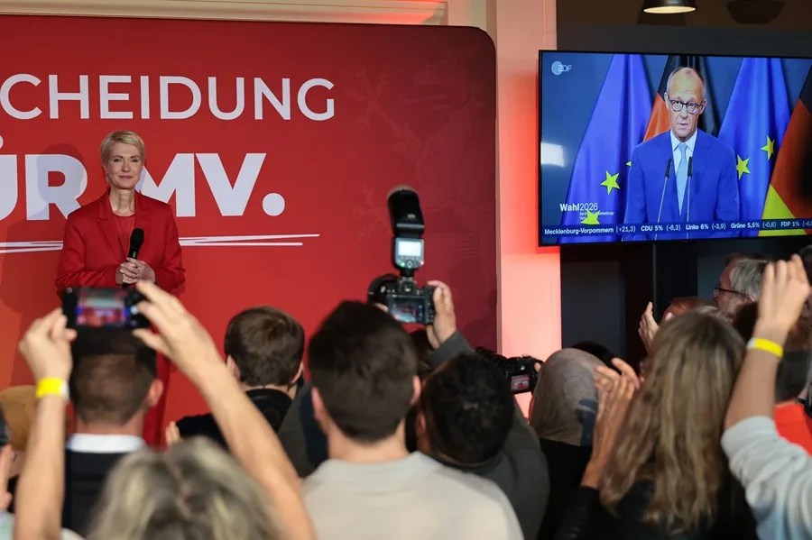 La primera ministra regional y candidata del Partido Socialdemócrata (SPD), Manuela Schwesig, habla mientras el canciller alemán y líder de la Unión Demócrata Cristiana (CDU), Friedrich Merz, declara en televisión