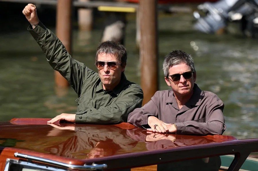 Liam Gallagher (izq) y Noel Gallagher, de la banda de rock inglesa Oasis, en el Festival Internacional de Cine de Venecia.