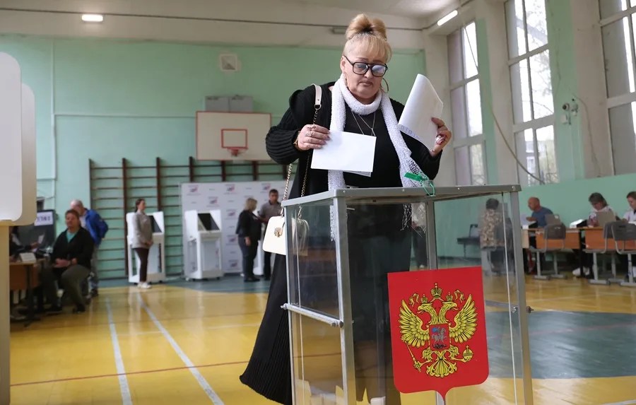 Una mujer rusa participa en la votación en un colegio electoral en Podolsk, Moscú, Rusia.