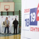 Un hombre ruso participa en la votación en un colegio electoral en Moscú, Rusia.