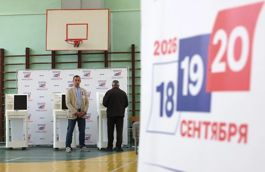 Un hombre ruso participa en la votación en un colegio electoral en Moscú, Rusia.