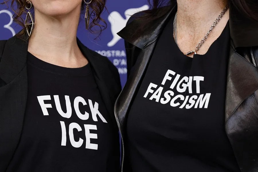 Detalle de la camiseta de las directoras estadounidenses Rachel Lauren Mueller (i) y Laura Poitras durante la 83.ª edición del Festival Internacional de Cine de Venecia. EFE/EPA/FABIO FRUSTACI