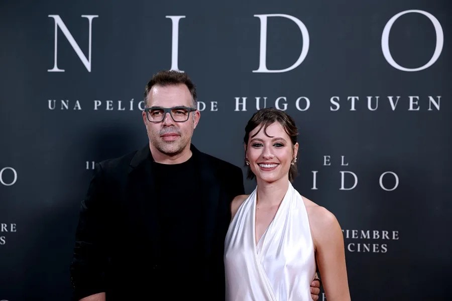 El director Hugo Stuven y la actriz Michelle Jenner posan a su llegada al estreno ante los medios del largometraje 'El Nido', en Madrid.