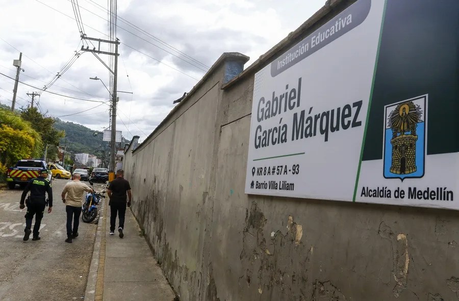 Un menor realiza disparos intimidatorios en una escuela de Medellín y luego se autolesiona