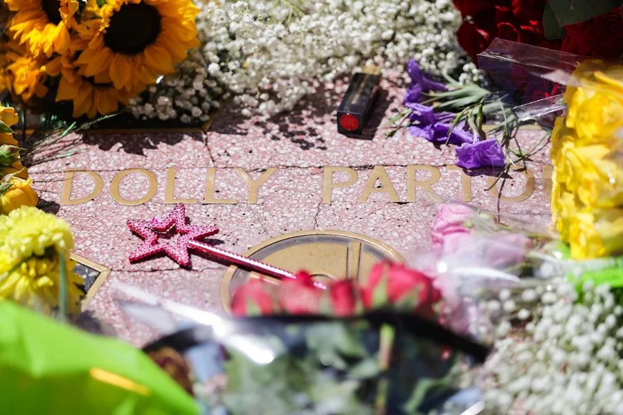 Reparan la estrella de Dolly Parton en el Paseo de la Fama de Hollywood luego de que la vandalizaran