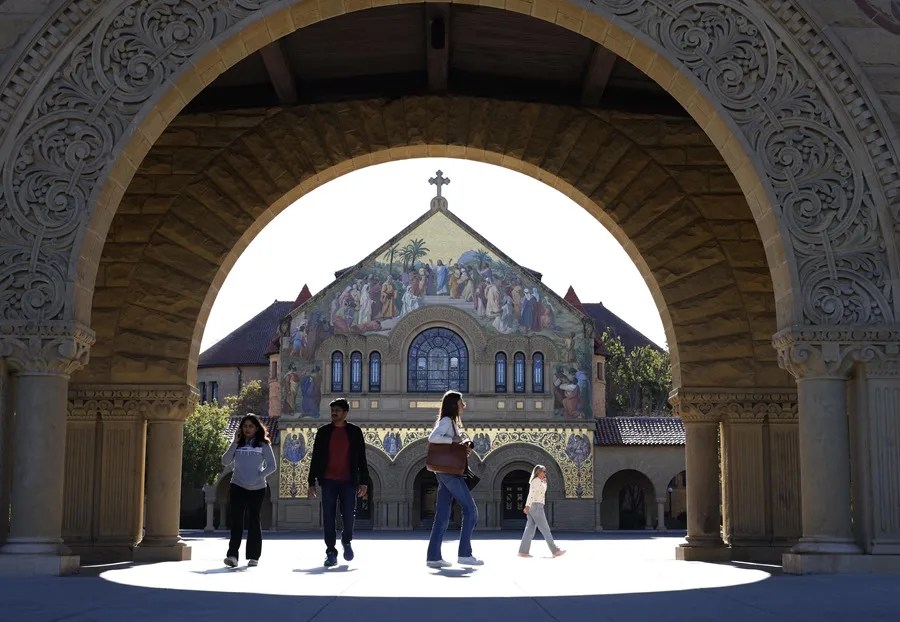 Críticas a la Universidad de Stanford por borrar con IA a un estudiante hispano de una foto publicitaria