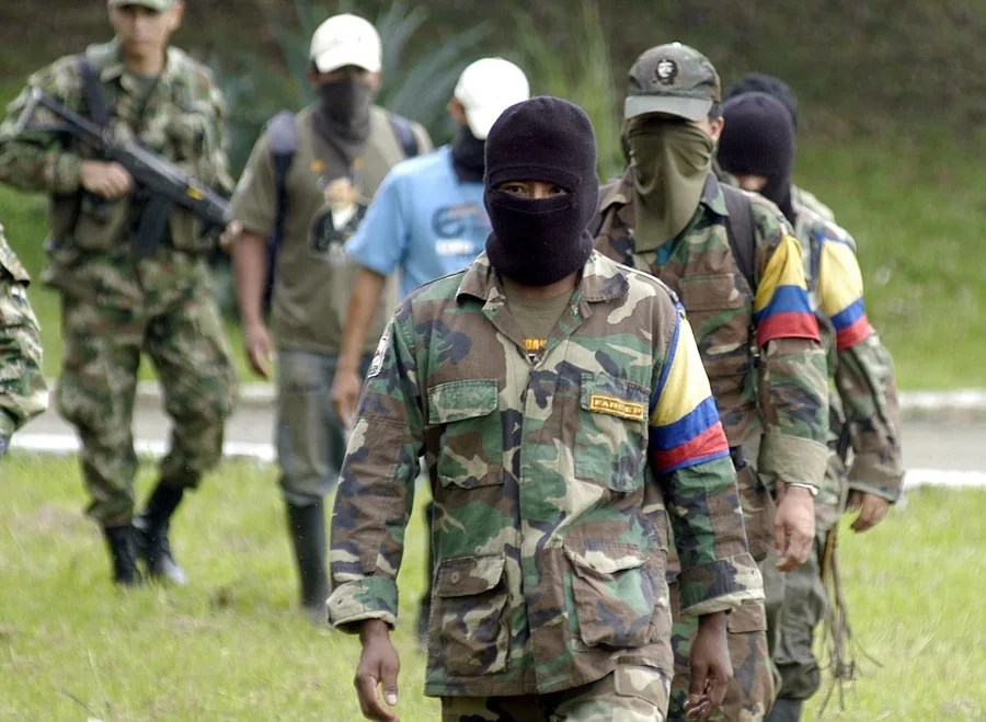La Jurisdicción para la Paz imputa a cinco excomandantes de las FARC por violencia sexual en Colombia