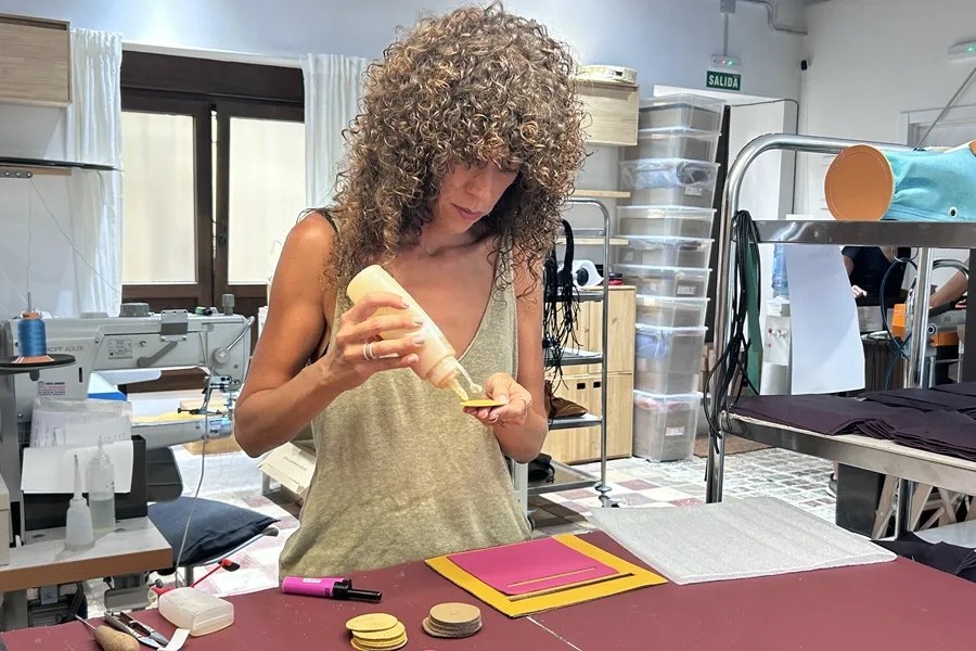La 'marca feminista' de bolsos Labienhecha ha convertido sus diseños en un homenaje a abuelas y bisabuelas a través de un equipo formado "en un 99,9 por ciento" por mujeres y unos diseños artesanales hechos en España que llevan nombres femeninos. 
