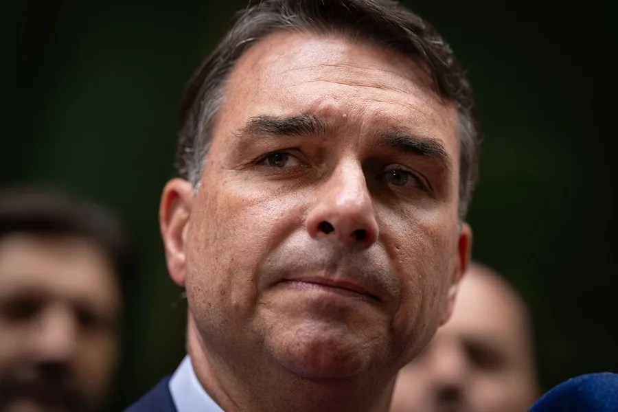 Flávio Bolsonaro vuelve a recortar distancias con Lula, según un nuevo sondeo