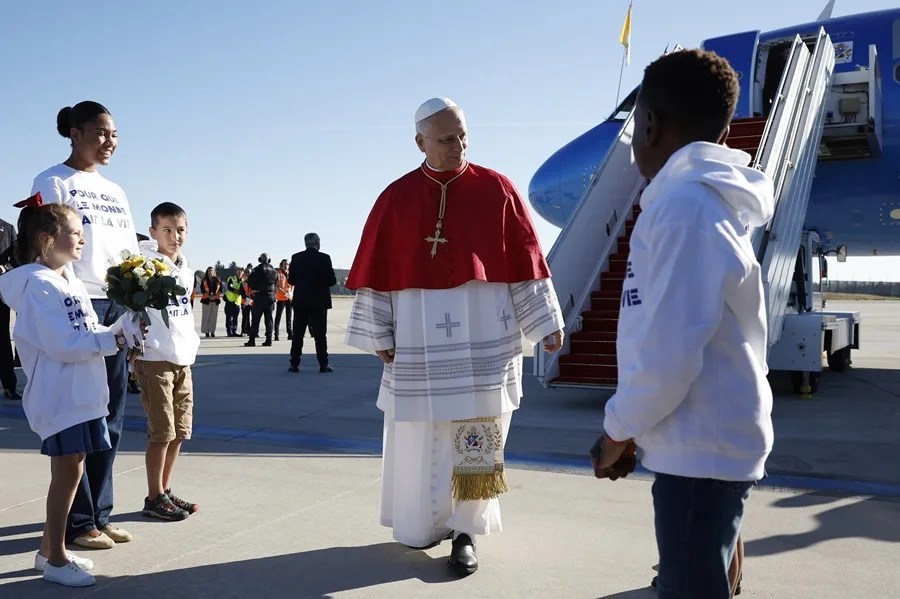 El papa León XIV llega al aeropuerto de Orly, al sur de París (Francia), el 25 de septiembre de 2026. El papa León XIV realiza una visita a Francia del 25 al 28 de septiembre, con escalas en París, Lourdes y Metz. (Papa, Francia) 