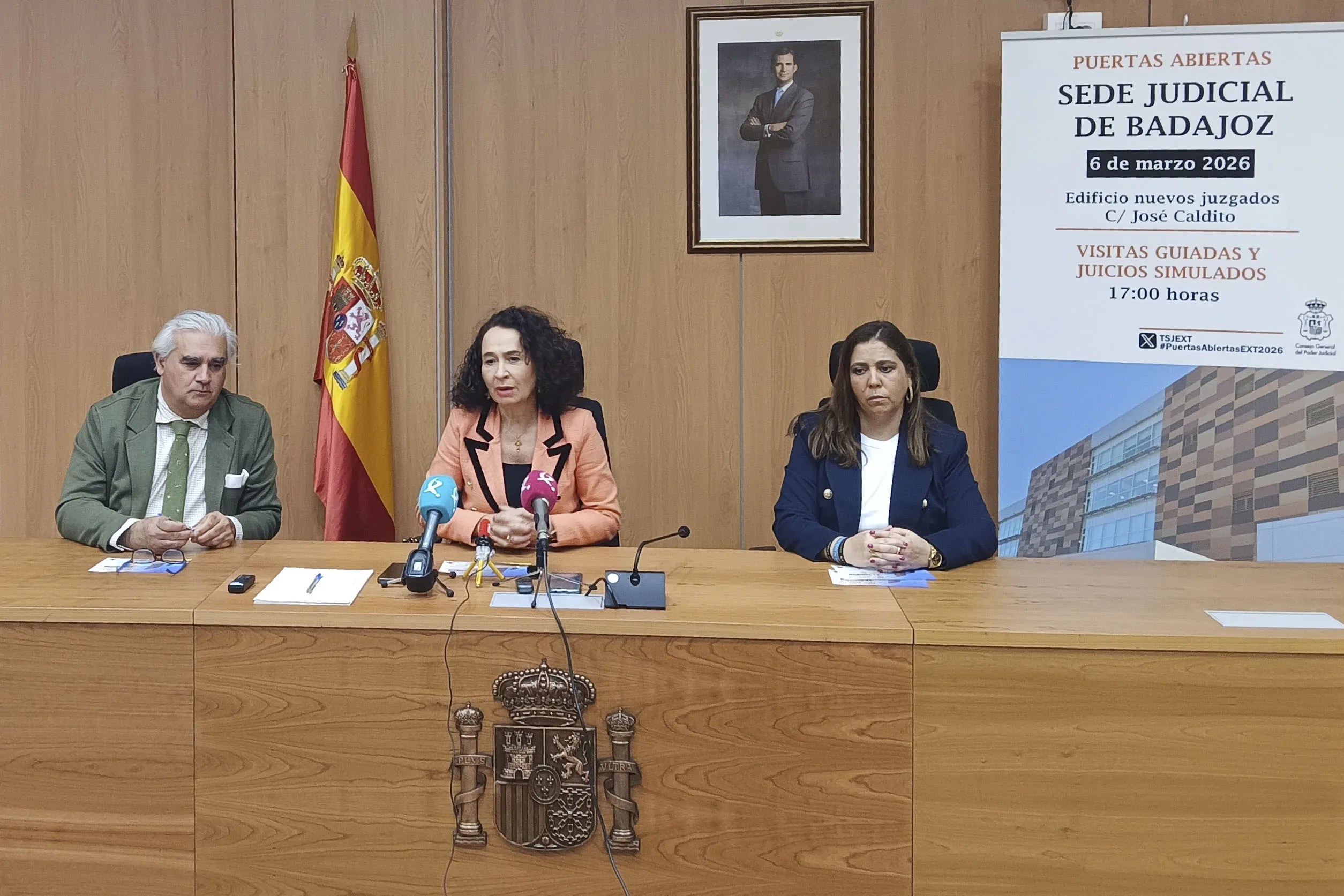 Imagen de archivo de la presidenta del Tribunal Superior de Justicia de Extremadura (TSJEx), María Félix Tena (c), y la presidenta del Tribunal de Instancia pacense e instructora de la causa contra David Sánchez, Beatriz Biedma, durante la presentación de unas jornadas. EFE/ José Luis Real