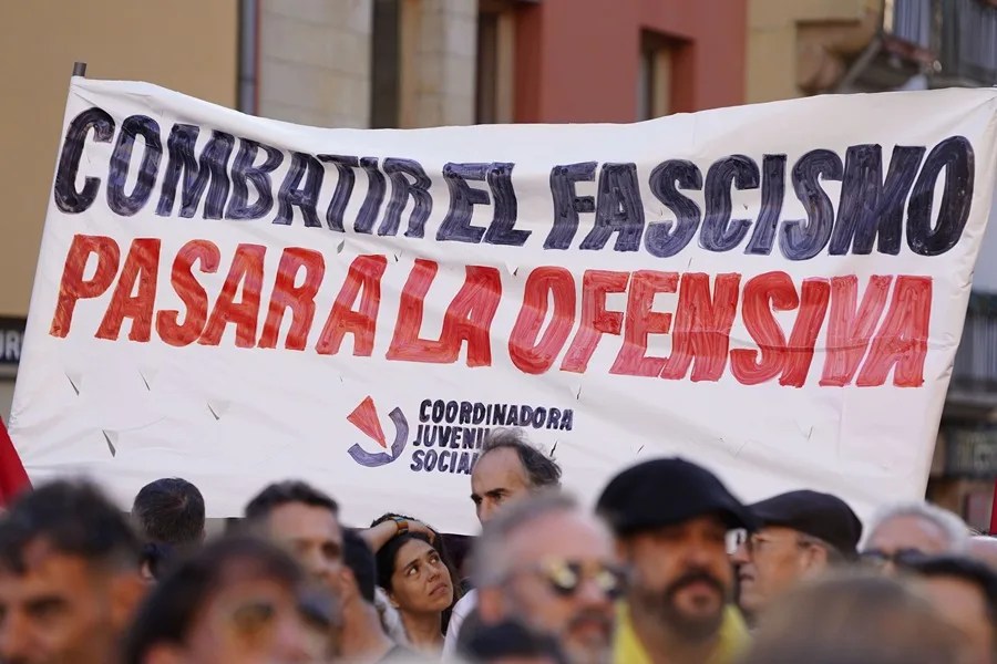 Multitudinaria concentración de rechazo a la agresión a dos activistas en Oviedo