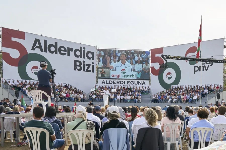 El PNV celebra en las campas de Foronda su tradicional 'Alderdi Eguna' (Día del partido), una jornada festiva con un acto político central en el que intervienen el lehendakari, Imanol Pradales, y le presidente de la formación jeltzale, Aitor Esteban. EFE / L. Rico