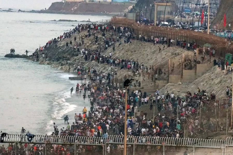 Multitud de personas se concentran en la parte marroquí de la playa del Tarajal para intentar acceder a Ceuta.