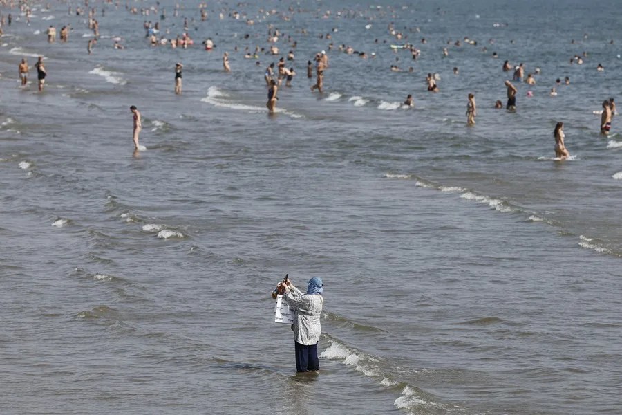 Vista de la playa de las arenas en València este agosto.